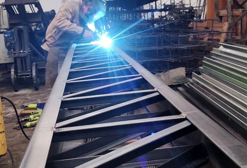 Soldadura y fabricación de estructura reticulada