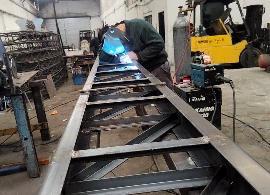 Proceso de soldadura y fabricación de estructura metálica